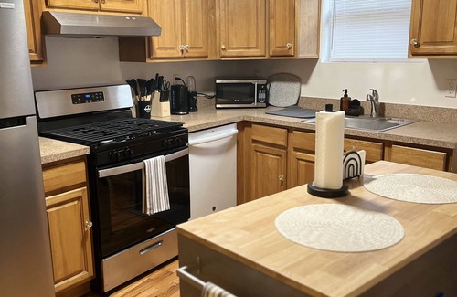Cypress Hills Apartment | 15 mins away from JFK airport, cozy 2 bedroom 1 bathroom apartment.