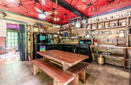 Woodstock House | 15% Off 3+ Nights! Escape to Edward – The Hut