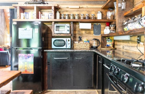 Woodstock House | 15% Off 3+ Nights! Escape to Edward – The Hut