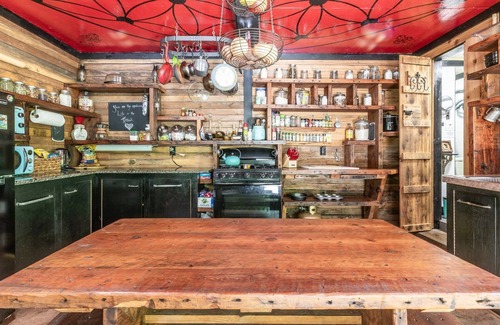 Woodstock House | 15% Off 3+ Nights! Escape to Edward – The Hut