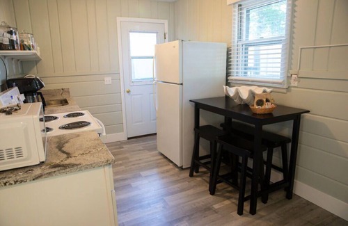 Muskegon Cabin | 1519 N Scenic Dr, Muskegon, MI, 49445, US