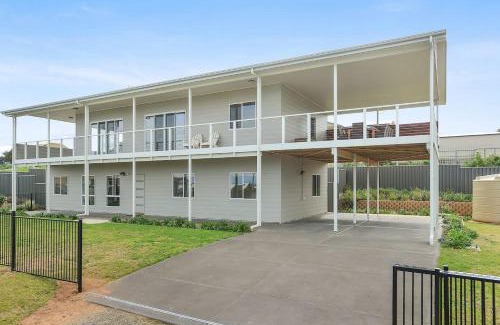Middleton House | 16 Chapman Rd - BYO Linen - Pets Negotiable - Wi-Fi