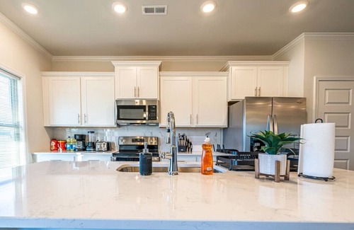 Huntsville House | 16308 Trestle LTR Cal · ☀Lakefront Retreat☀ 3000+ Sq Feet/6 Bed Home!