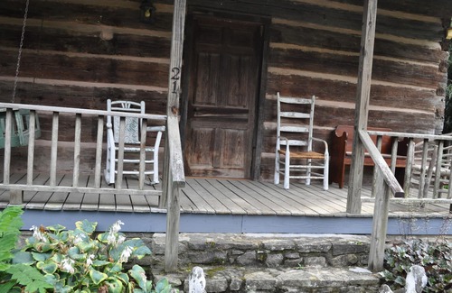 Weaverville House | 1850s log cabin 1 mile to downtown Weaverville 15% discount 7 days or more