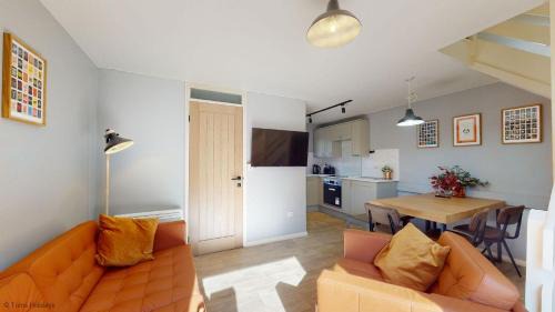 Saint Erth Praze House | 19 Strawberry Hill, Tolroy Manor