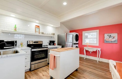 Laurel House | 1930's Bungalow steps away from Laurel's Historic District!