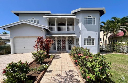 Runaway Bay Villa | 195 m² Villa ∙ 5 bedrooms ∙ 14 guests