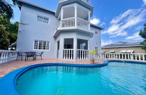 Runaway Bay Villa | 195 m² Villa ∙ 5 bedrooms ∙ 14 guests