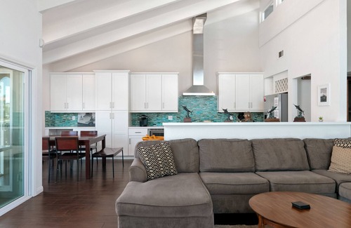 Channel Islands House | 1950J "Dock Holiday"