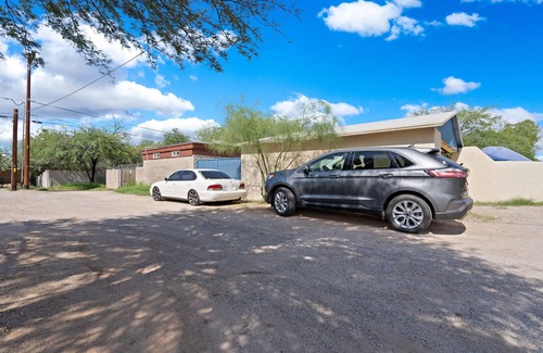 Sam Hughes Villa | 1B/b: Casita C-Downtown-UofA-Restaurants-Cafes-Bars-Museums-Washer/Dryer-Parking