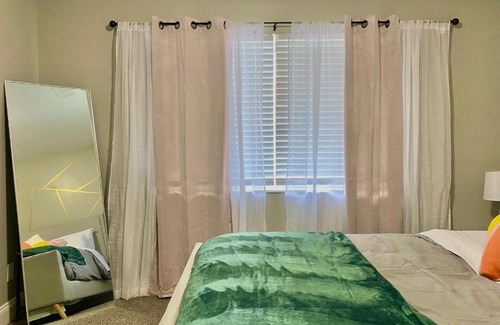 Rosedale Apartment | 1bed 1 bath Condo with Movie Projector!