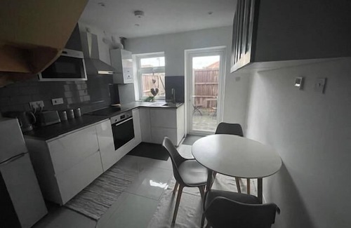 Eltham West House | 1bedhouse- London-sleeps 4- Close to Attractions