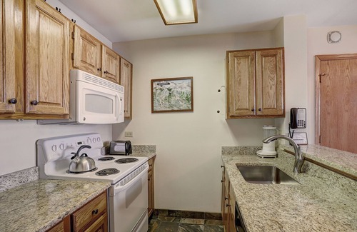 Historic District Condo | 1br Cozy Winter Hideway- Walk To Apres, Shops, Fun- Sleeps 6 1 Bedroom Condo by RedAwning