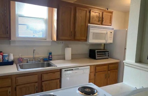 Topeka House | 1Kg-Bed Entire Non-shared Condo fully appointed