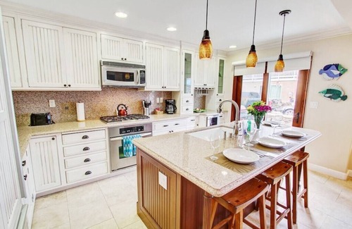 West Newport House | 1Min2BeachDisney25MinEVChargeParkingBikesBBQWasher