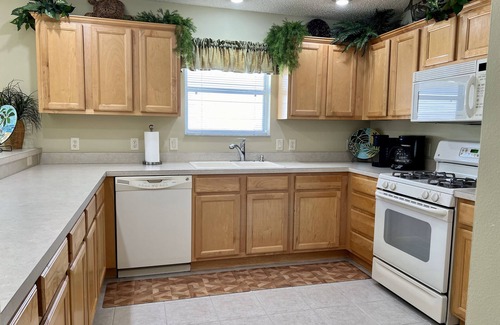 Duval House | 2/2 Courtyard Villa with Private Backyard and Golf Cart!