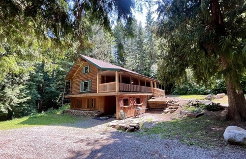 Blanchard Cabin | 2 Adjacent Cabins near Silverwood w/Vintage Ice Cream Parlor + Movie Theater