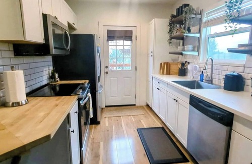 Redding House | 2-bdrm, 1.5 bath, dog-friendly, 5 min to downtown, tucked away, scenic views