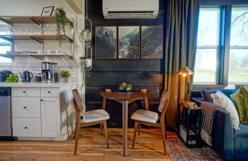 Redding House | 2-bdrm, 1.5 bath, dog-friendly, 5 min to downtown, tucked away, scenic views