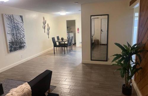 Greenacres House | “2-Bed- 1.5 Bath with outdoor bar