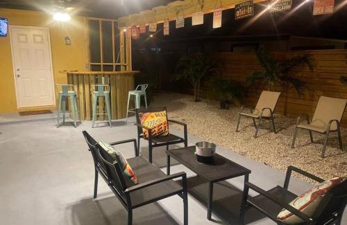 Greenacres House | “2-Bed- 1.5 Bath with outdoor bar