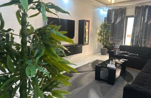 Akouedo Apartment | 2-Bed 1-Bath - Sleeps 4 with Parking