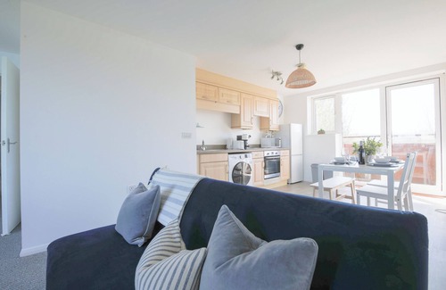 Grangetown Apartment | 2 Bed Apartment Overlooking Water