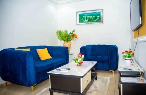 Douala Apartment | 2 Bed Apt Sleeps 5 - Wifi, Parking, Balcony
