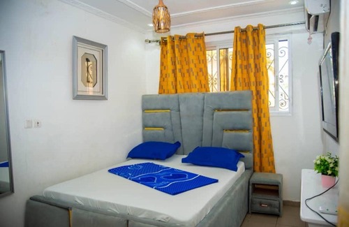 Douala Apartment | 2 Bed Apt Sleeps 5 - Wifi, Parking, Balcony