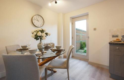 North Collingham House | 2-bed home with garden & drive, near Newark