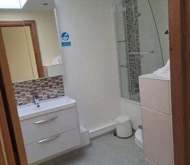 Gilwern House | 2 Bed House - Sleeps 4 - Fishing - Parking - Patio