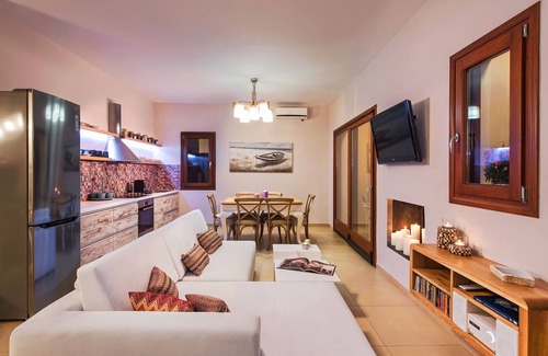 Fira House | 2 Bed House - Sleeps 5 - Pets - Parking - Wifi