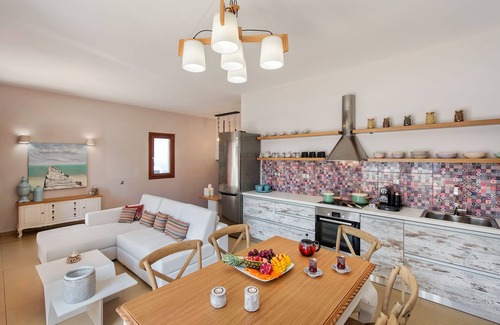 Fira House | 2 Bed House - Sleeps 5 - Pets - Parking - Wifi