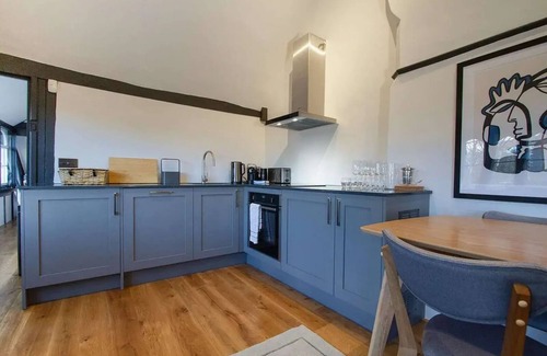 Coventry City Centre Cottage | 2 Bed modern luxury cottage overlooking gardens