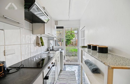 Tottenham Apartment | 2-bed - Sleeps 4 - With Garden
