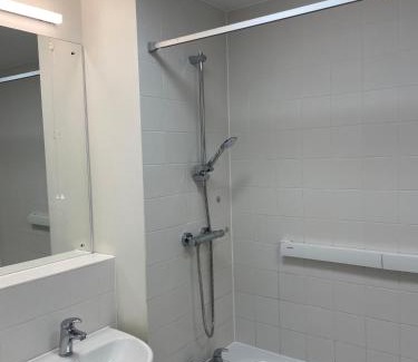 Tollington Apartment | 2 Bed-Sleeps4-Parking-Balcony-NearCityCentre