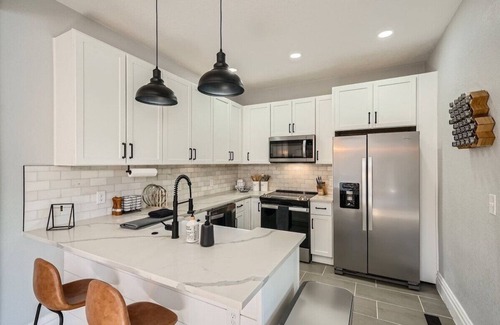 Washington Park West House | 2 Bed Sunny Retreat, Home Office, Backyard 30 Day