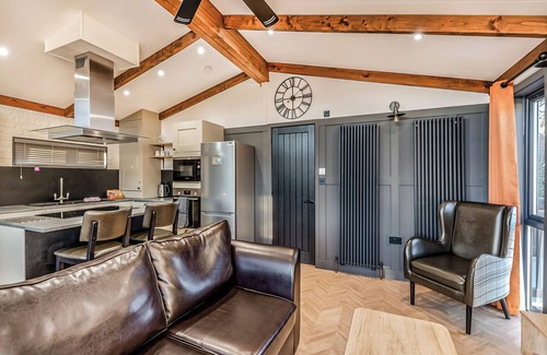 Saintbury Ski Chalet | 2 bedroom accommodation in Snitterfield, Stratford Upon Avon