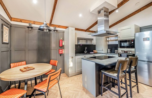 Saintbury Ski Chalet | 2 bedroom accommodation in Snitterfield, Stratford Upon Avon