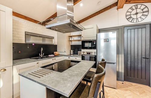 Saintbury Ski Chalet | 2 bedroom accommodation in Snitterfield, Stratford Upon Avon