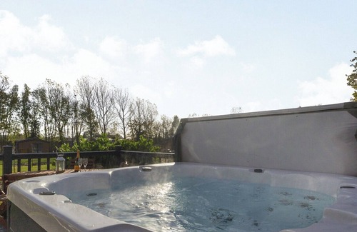 Arnold Cabin | 2 bedroom accommodation in Skirlaugh, Nr Hull