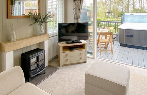 Arnold Cabin | 2 bedroom accommodation in Skirlaugh, Nr Hull