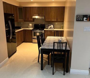 Richmond Hill Apartment | 2 bedroom basement with parking