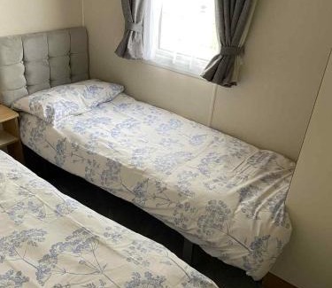 Ingoldmells Resort | 2 Bedroom Caravan 6 Birth The Wolds Ingoldmells Skegness - No pets free WiFi