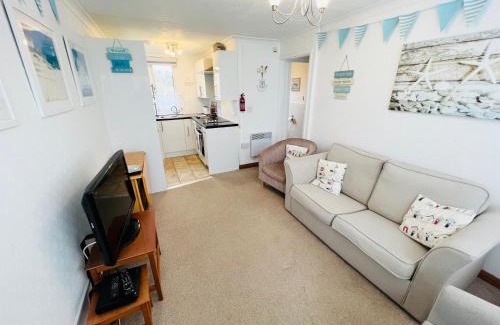 Sandown Apartment | 2 Bedroom Chalet SB11, Sandown Bay, Dog Friendly