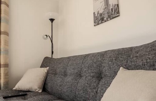 Middleton Cheney Apartment | 2 bedroom - great location near train station & parking @Banbury