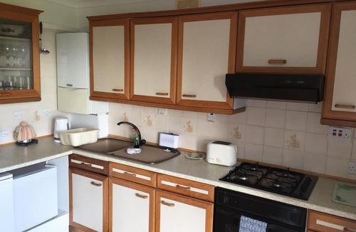 Freshwater Ski Chalet | 2 Bedroom holiday bungalow with sea views to the needles, 2 min walk to beach