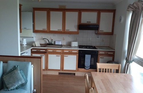 Freshwater Ski Chalet | 2 Bedroom holiday bungalow with sea views to the needles, 2 min walk to beach