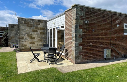 Freshwater Ski Chalet | 2 Bedroom holiday bungalow with sea views to the needles, 2 min walk to beach