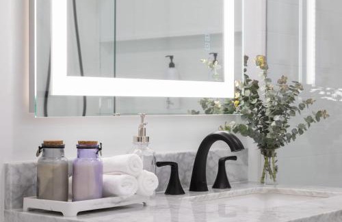 Grant Hill House | 2 Bedroom House - Fire Pit Table BBQ - Downtown